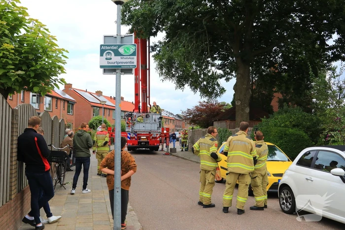 Buurtbewoners halen auto's weg voor gevaarlijk hangende tak