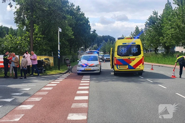 Vrouw op scootmobiel gewond bij aanrijding met auto