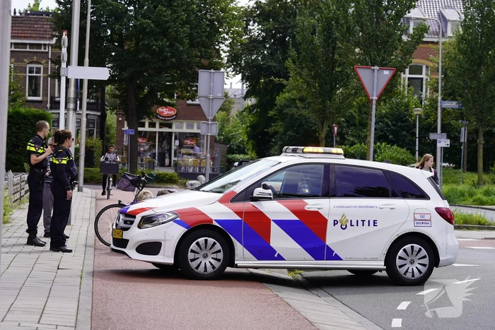 Vrouw op racefiets gaat onderuit