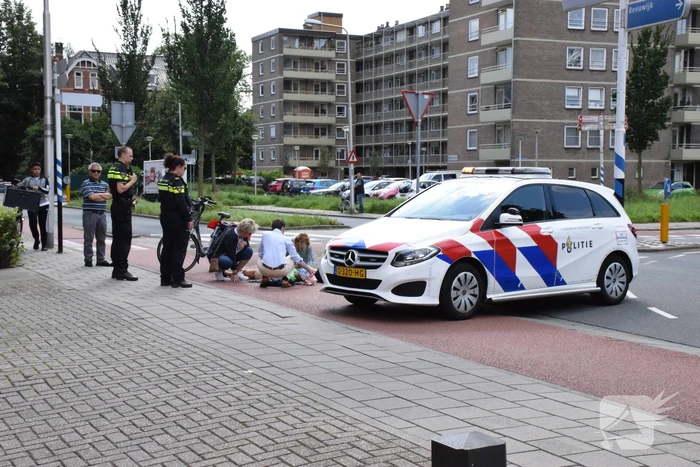 Vrouw op racefiets gaat onderuit
