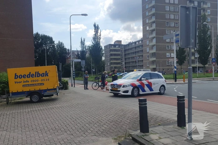 Vrouw op racefiets gaat onderuit