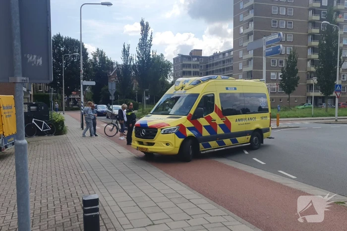 Vrouw op racefiets gaat onderuit