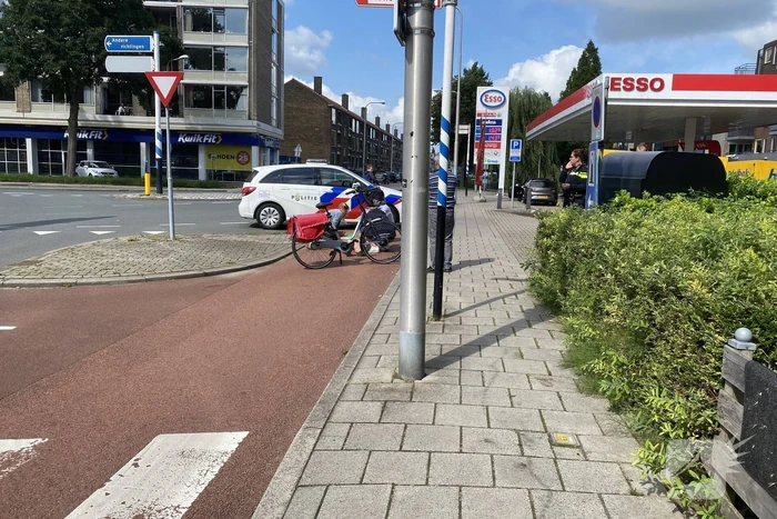 Vrouw op racefiets gaat onderuit
