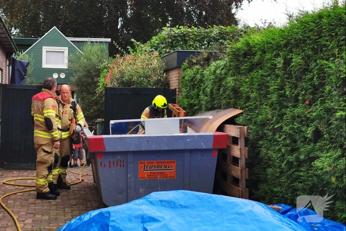 Wegbranden onkruid zorgt voor brand in coniferenhaag