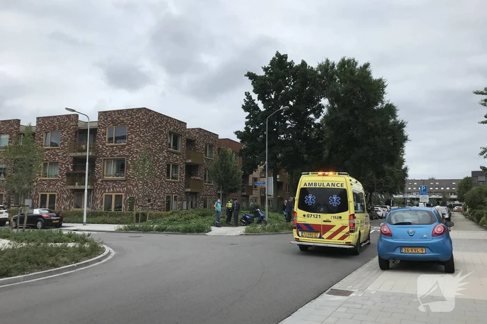 Snorfiets en personenauto met elkaar in botsing