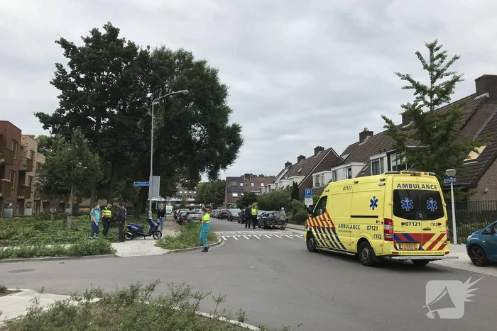 Snorfiets en personenauto met elkaar in botsing