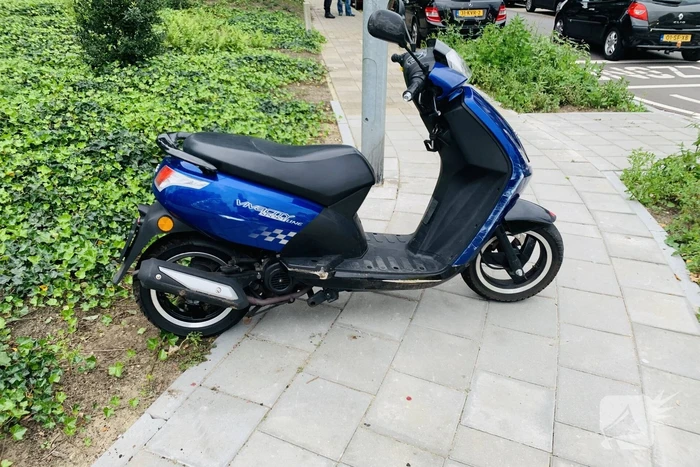 Snorfiets en personenauto met elkaar in botsing