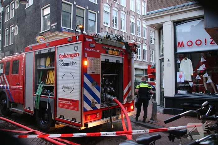 Persoon ademt rook in bij woningbrand