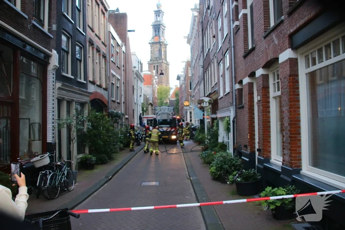 Persoon ademt rook in bij woningbrand