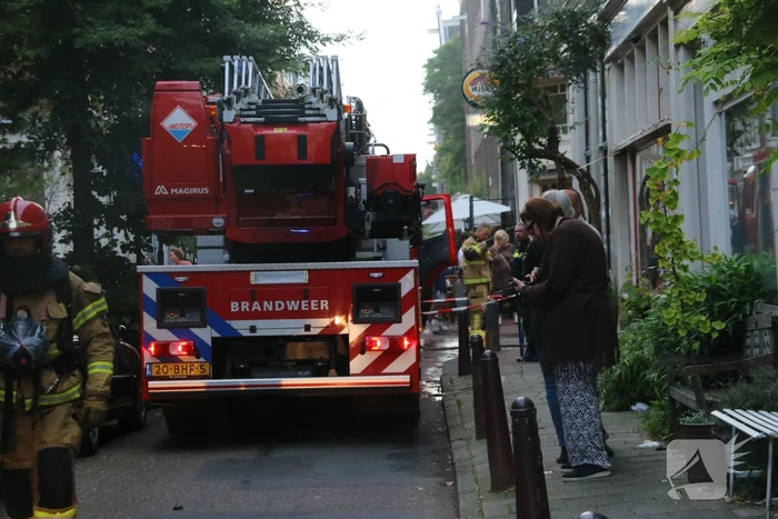 Persoon ademt rook in bij woningbrand