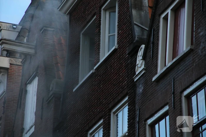 Persoon ademt rook in bij woningbrand