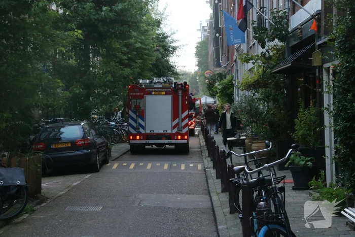 Persoon ademt rook in bij woningbrand