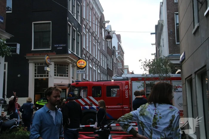 Persoon ademt rook in bij woningbrand