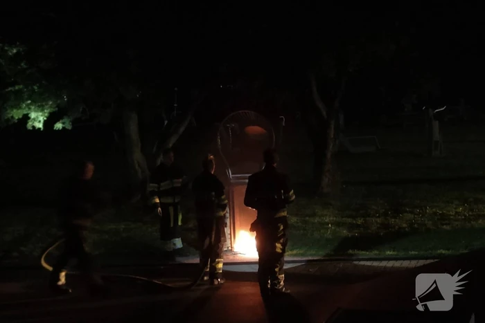 Brandweer blust brand in drie prullenbakken