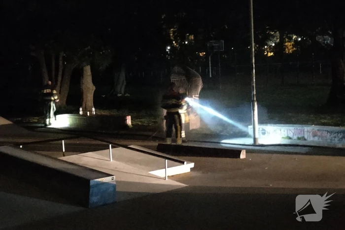 Brandweer blust brand in drie prullenbakken