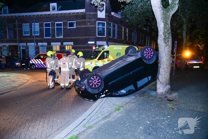 Personenauto raakt ondersteboven na vluchtpoging