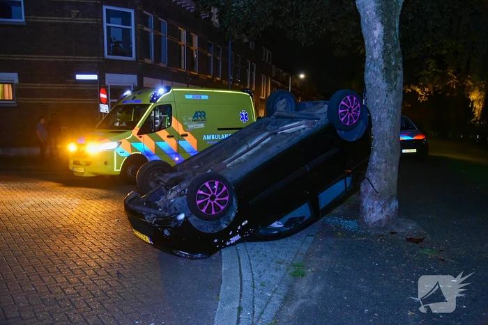 Personenauto raakt ondersteboven na vluchtpoging