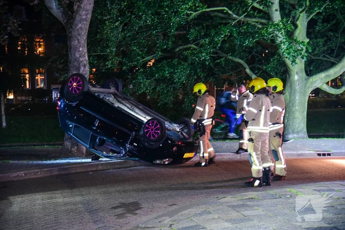 Personenauto raakt ondersteboven na vluchtpoging
