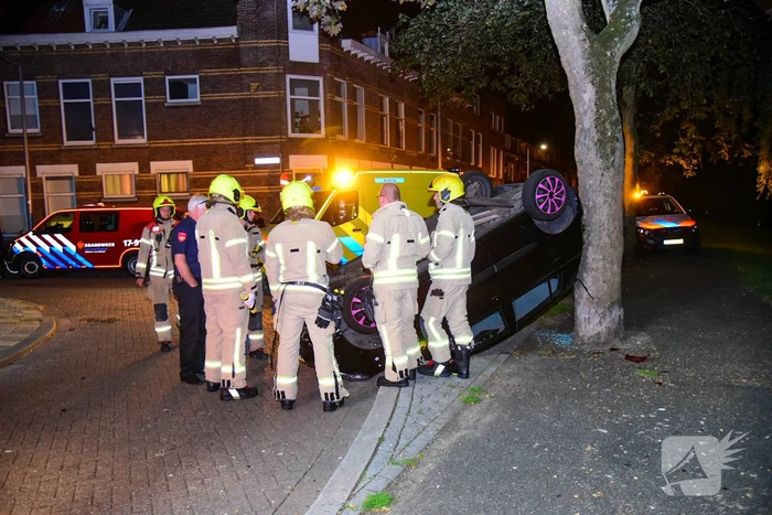 Personenauto raakt ondersteboven na vluchtpoging