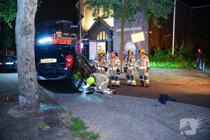 Personenauto raakt ondersteboven na vluchtpoging