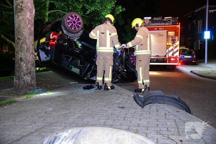 Personenauto raakt ondersteboven na vluchtpoging