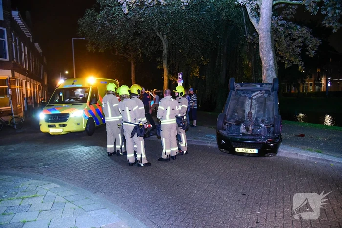 Personenauto raakt ondersteboven na vluchtpoging