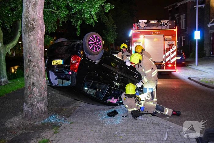 Personenauto raakt ondersteboven na vluchtpoging