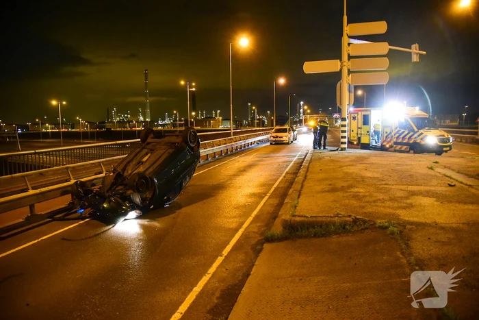 Bestuurder verliest macht over het stuur en raakt ondersteboven