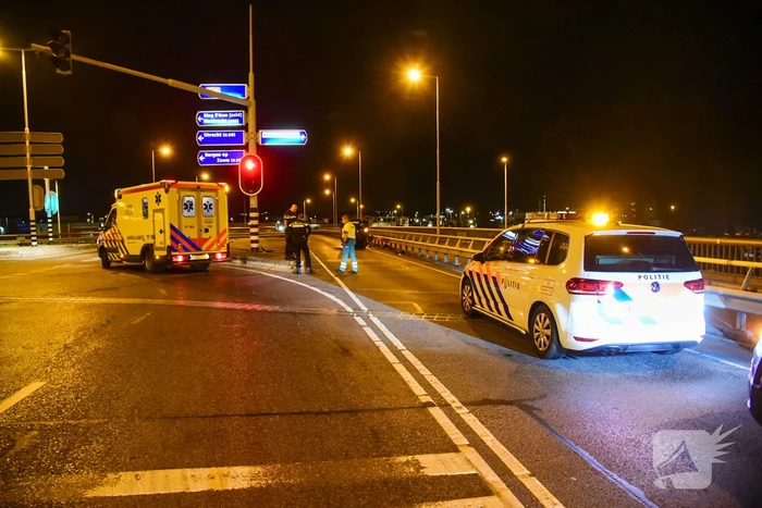 Bestuurder verliest macht over het stuur en raakt ondersteboven
