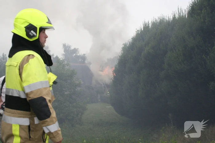 Dak van woning volledig verwoest door grote brand