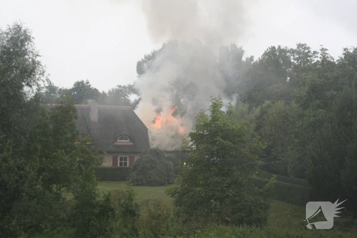 Dak van woning volledig verwoest door grote brand