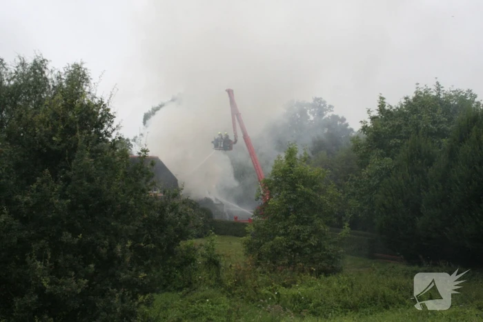Dak van woning volledig verwoest door grote brand