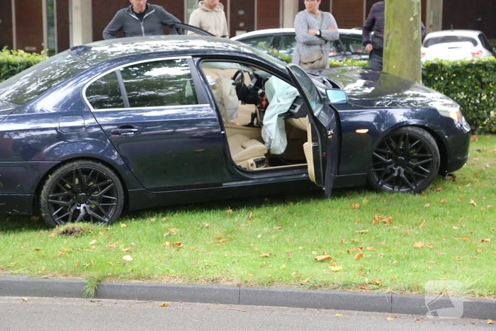 Automobilist botst tegen boom aan