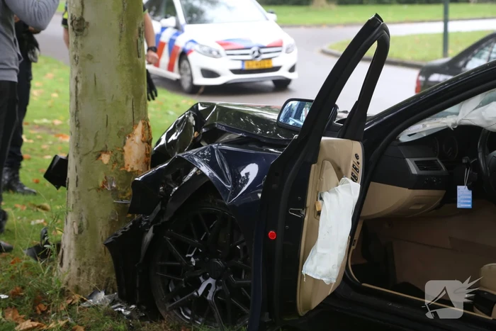 Automobilist botst tegen boom aan