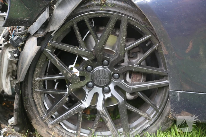 Automobilist botst tegen boom aan