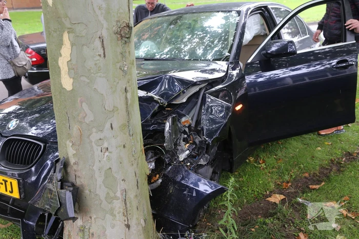 Automobilist botst tegen boom aan