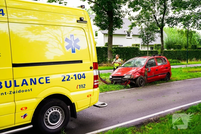 Auto slaat meerdere keren over de kop door loslopende hond