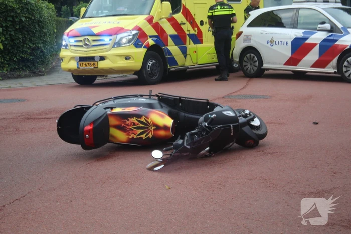 Snorfietser gewond na ongeval met personenauto