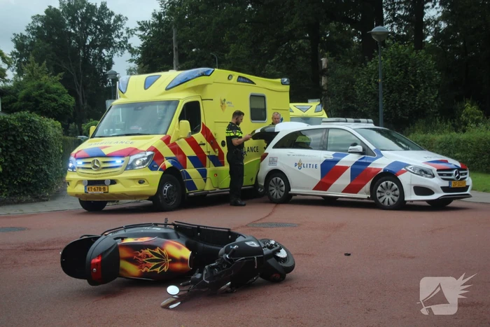 Snorfietser gewond na ongeval met personenauto