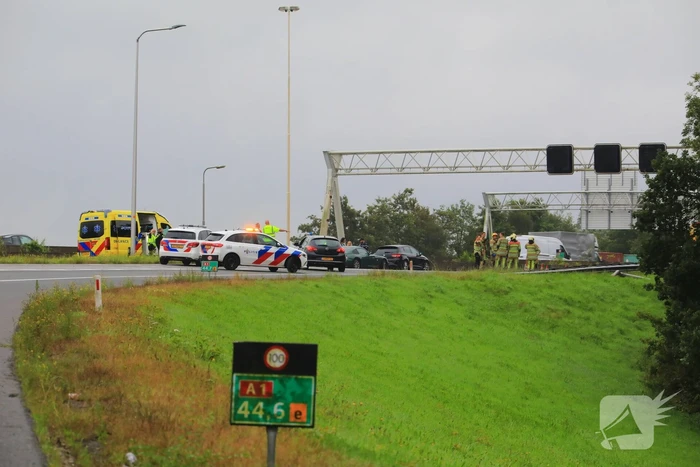 Auto glijdt over vangrail heen en belandt op zijn kop