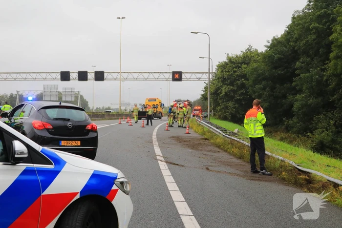 Auto glijdt over vangrail heen en belandt op zijn kop