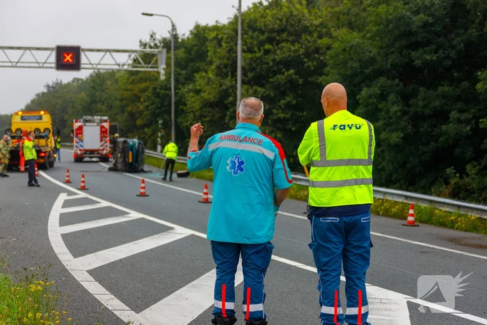 Auto glijdt over vangrail heen en belandt op zijn kop
