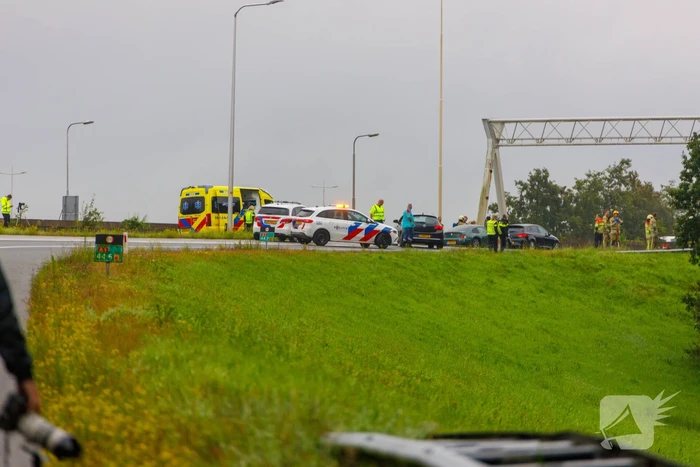 Auto glijdt over vangrail heen en belandt op zijn kop