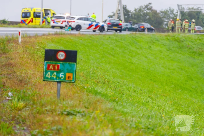 Auto glijdt over vangrail heen en belandt op zijn kop