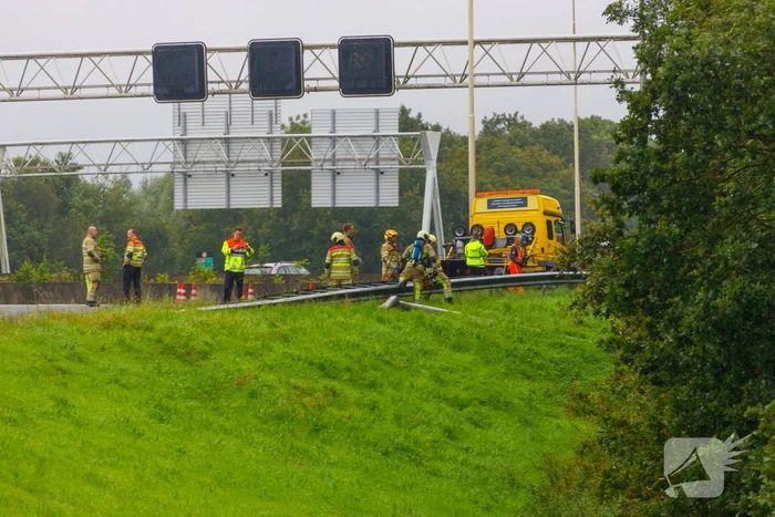 Auto glijdt over vangrail heen en belandt op zijn kop