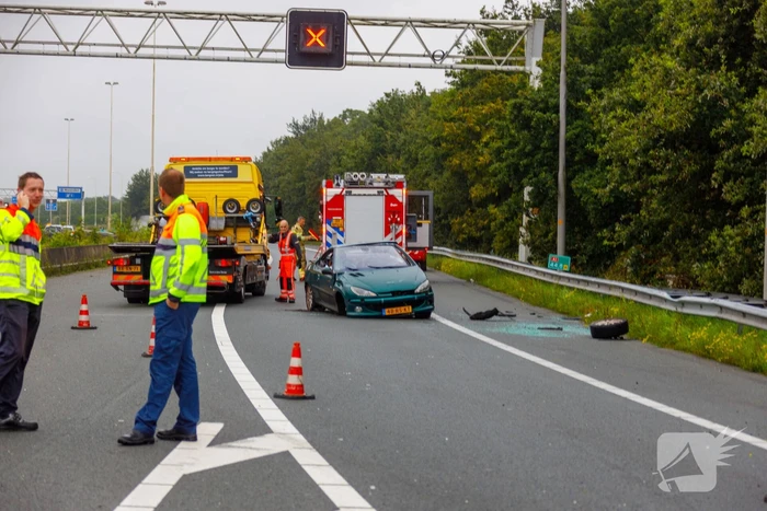 Auto glijdt over vangrail heen en belandt op zijn kop