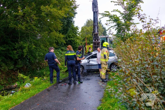 Auto raakt van de weg en belandt in sloot