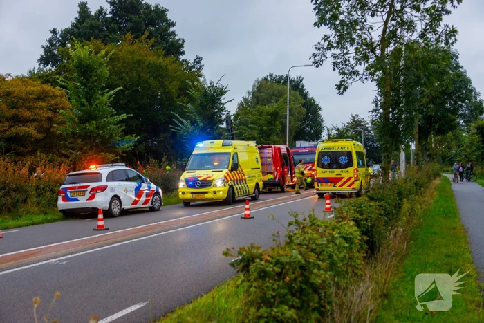 Auto raakt van de weg en belandt in sloot