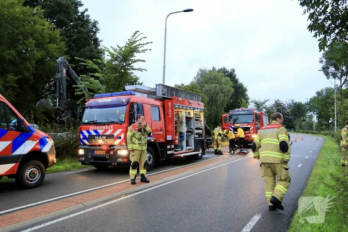 Auto raakt van de weg en belandt in sloot