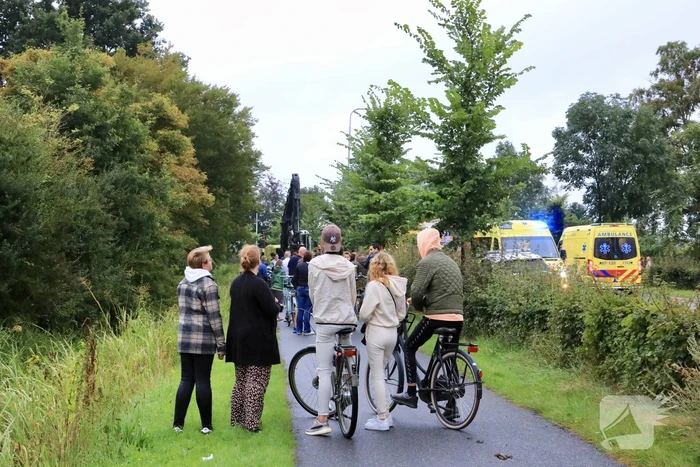 Auto raakt van de weg en belandt in sloot